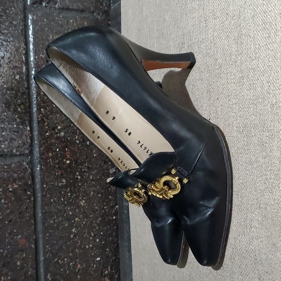 SALVATORE FERRAGAMO BLACK HEELS GOLD GANCINI HORSE BIT LEATHER OLD MONEY - Picture 5 of 12